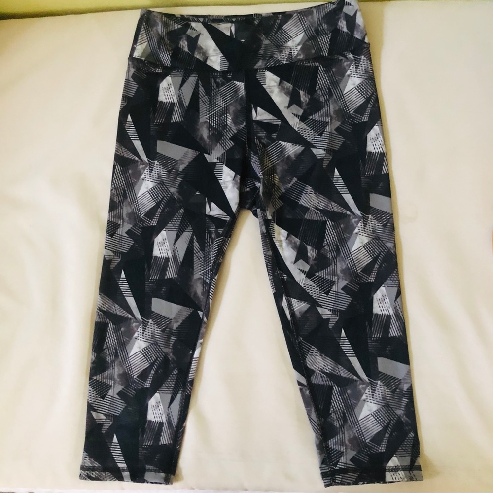⭐️ 3 for $20 Marika Reversible Patterned Cropped Leggings XS